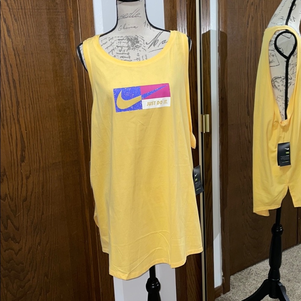 COPY - Nike women’s dry tank top size 2x